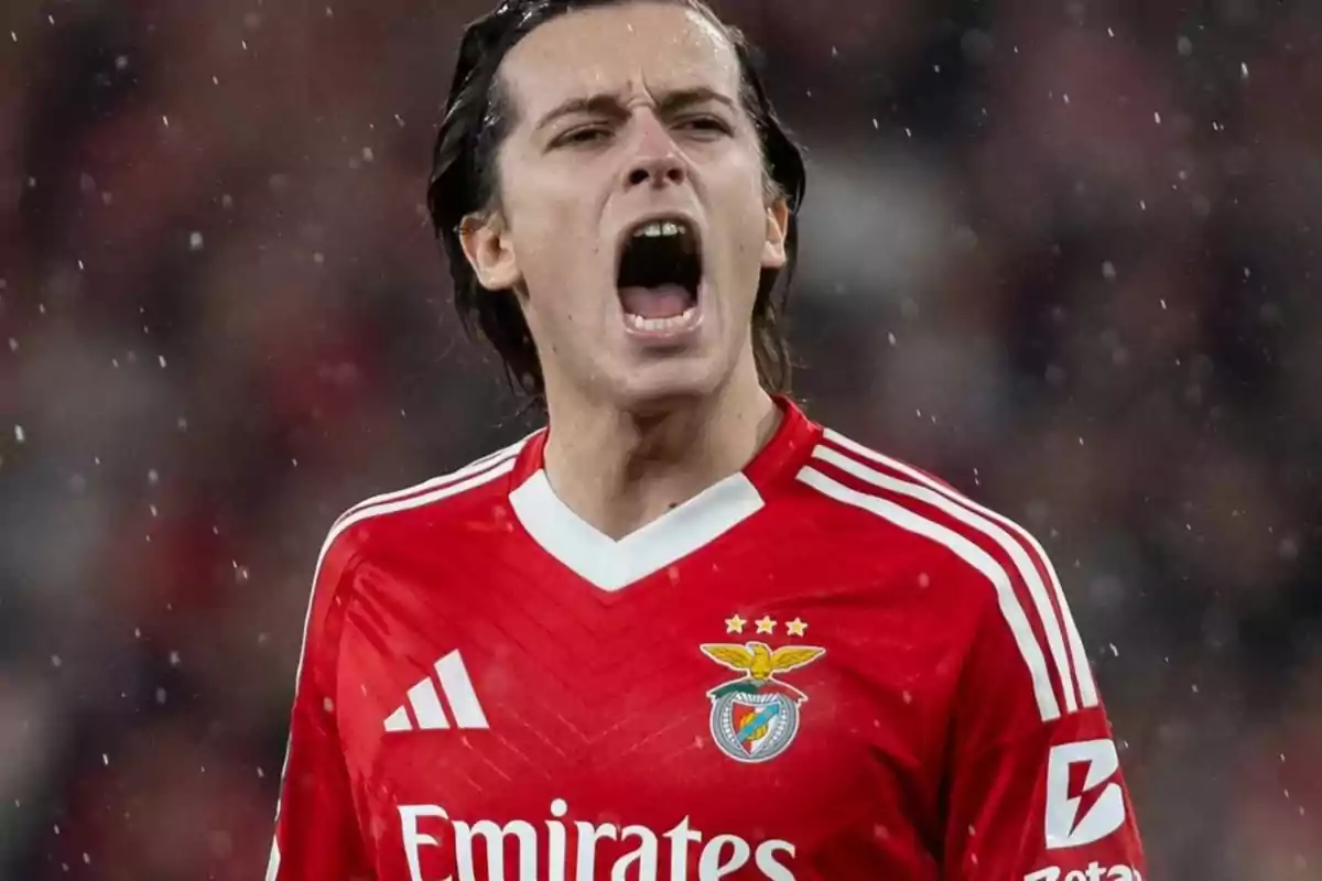 Jugador de fútbol con camiseta roja del Benfica celebrando en el campo. Jugador de fútbol con camiseta roja del Benfica celebrando en el campo.