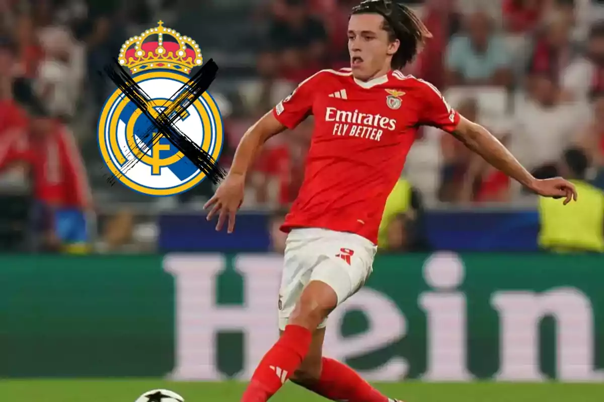 Futbolista del Benfica en acción con el escudo del Real Madrid tachado al fondo
