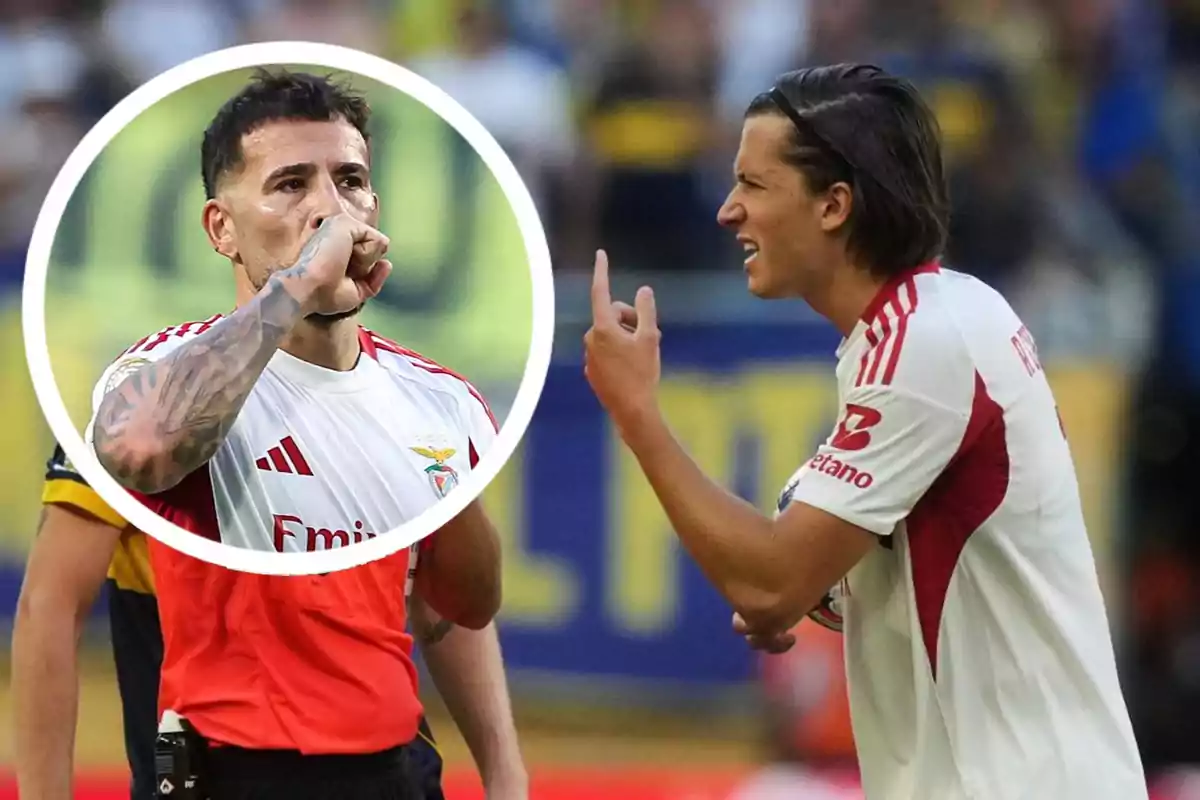 Dos futbolistas con uniforme blanco y rojo discuten en la cancha mientras uno de ellos aparece en un recuadro haciendo un gesto con la mano frente a su boca
