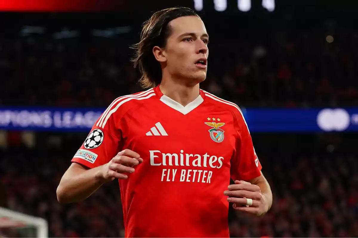 A player in Benfica's red uniform during a match.