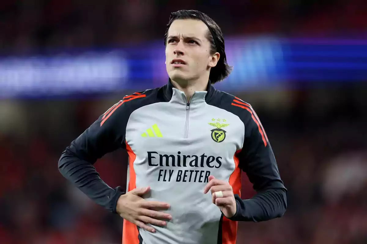 A player in Benfica training uniform on the field. A player in Benfica training uniform on the field.