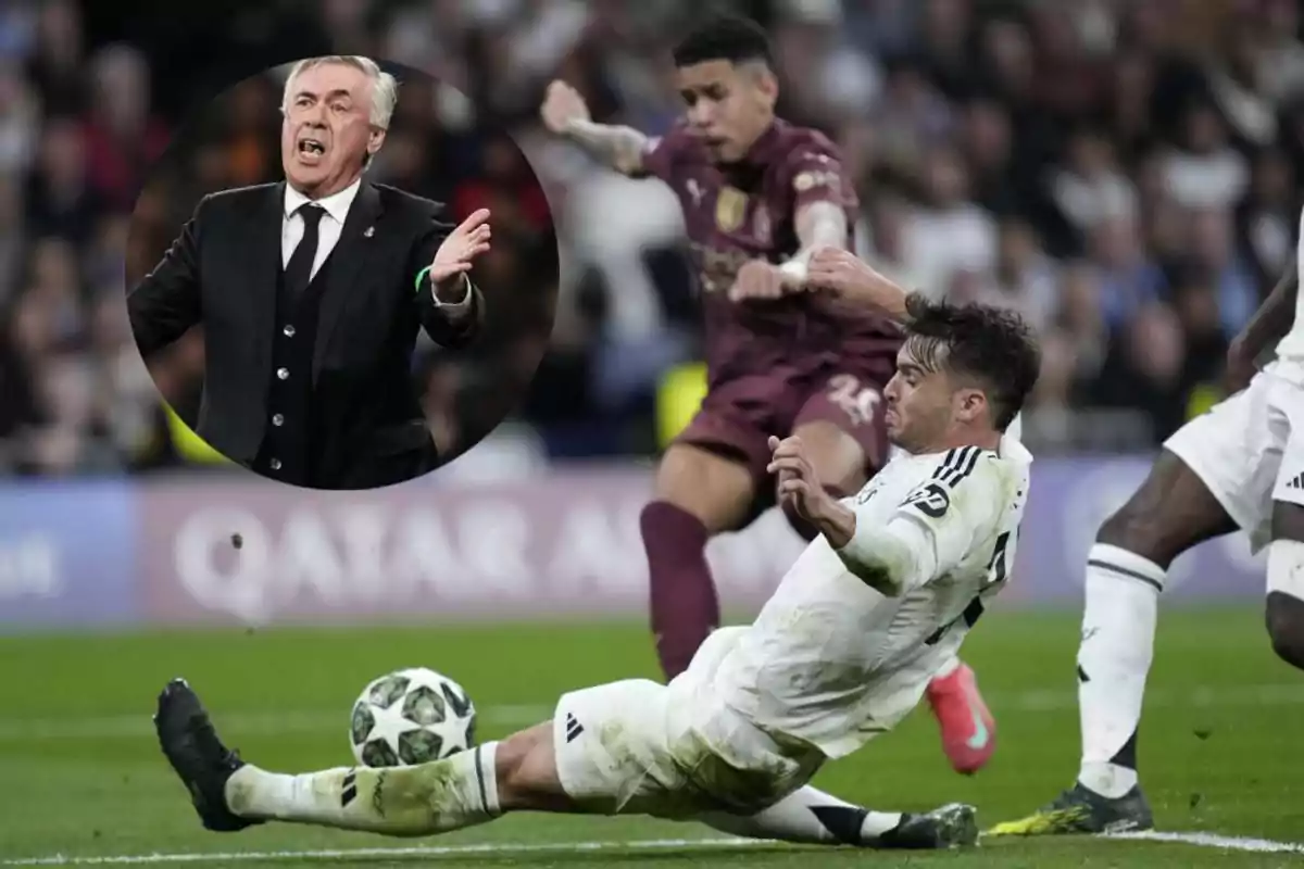 Un jugador de fútbol en uniforme blanco realiza una barrida para interceptar el balón mientras un oponente en uniforme oscuro intenta avanzar; en un recuadro, un entrenador gesticula desde la línea lateral.