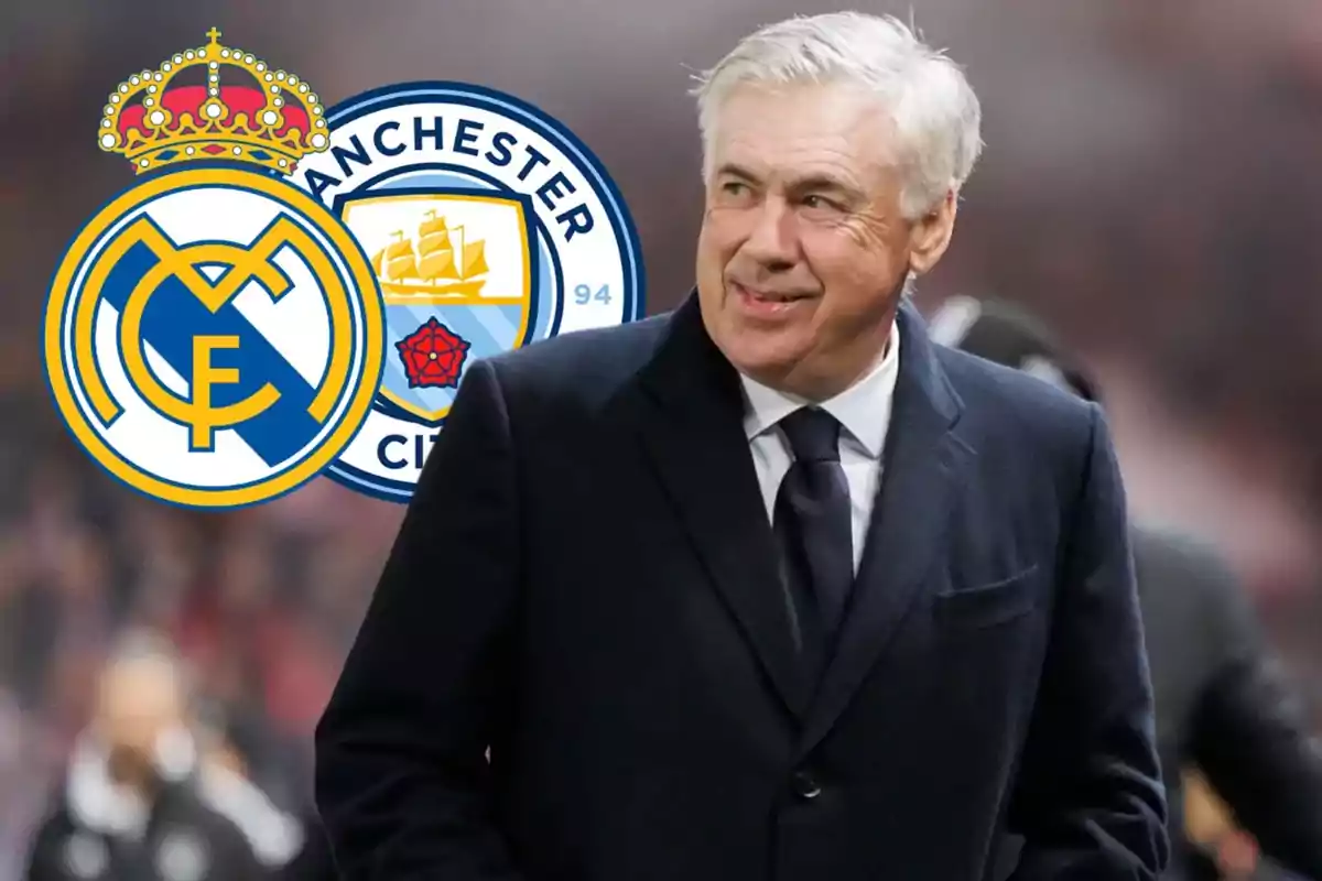 Un hombre de traje sonríe con los escudos del Real Madrid y Manchester City detrás.