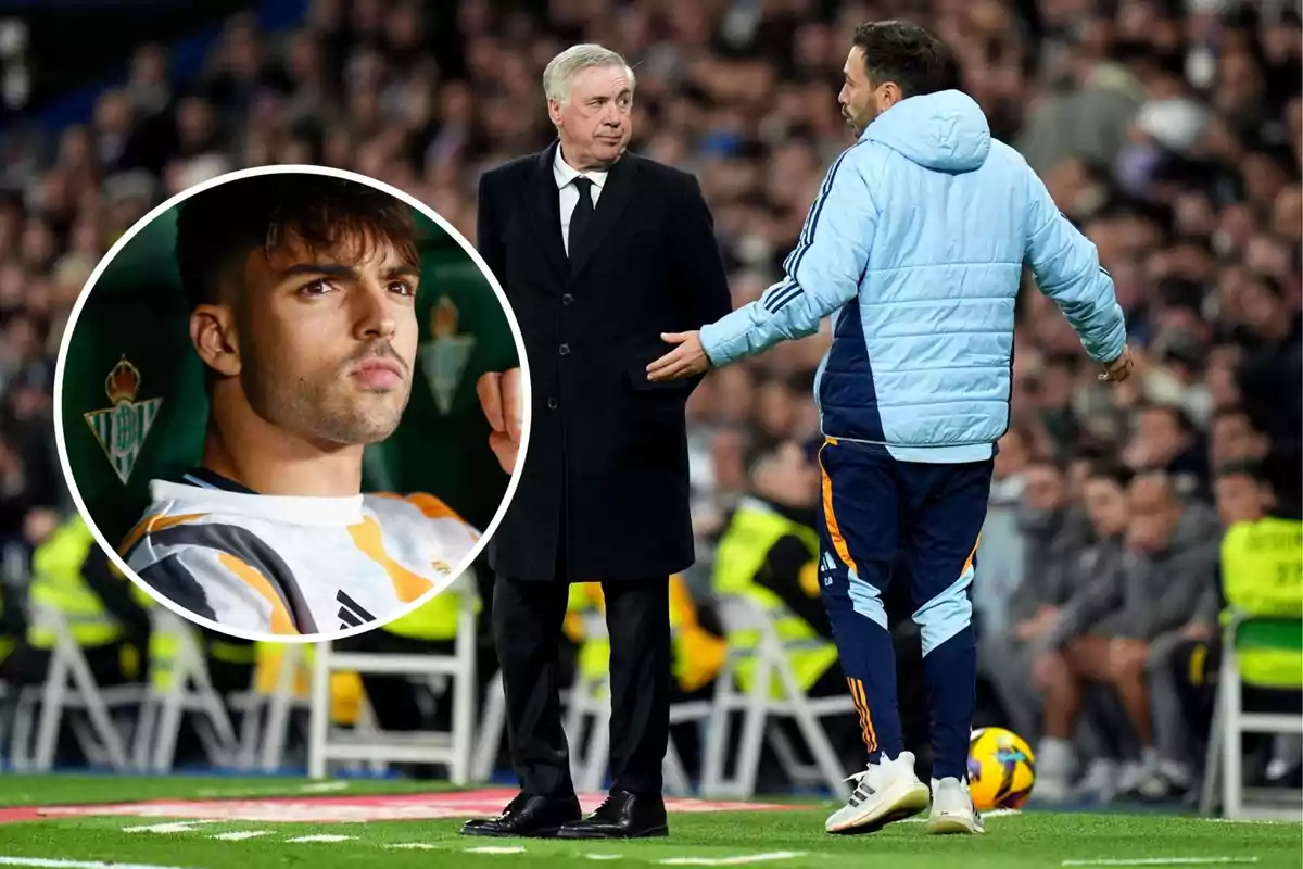 Dos entrenadores conversan en el campo de fútbol mientras un jugador aparece en un recuadro en la esquina inferior izquierda.