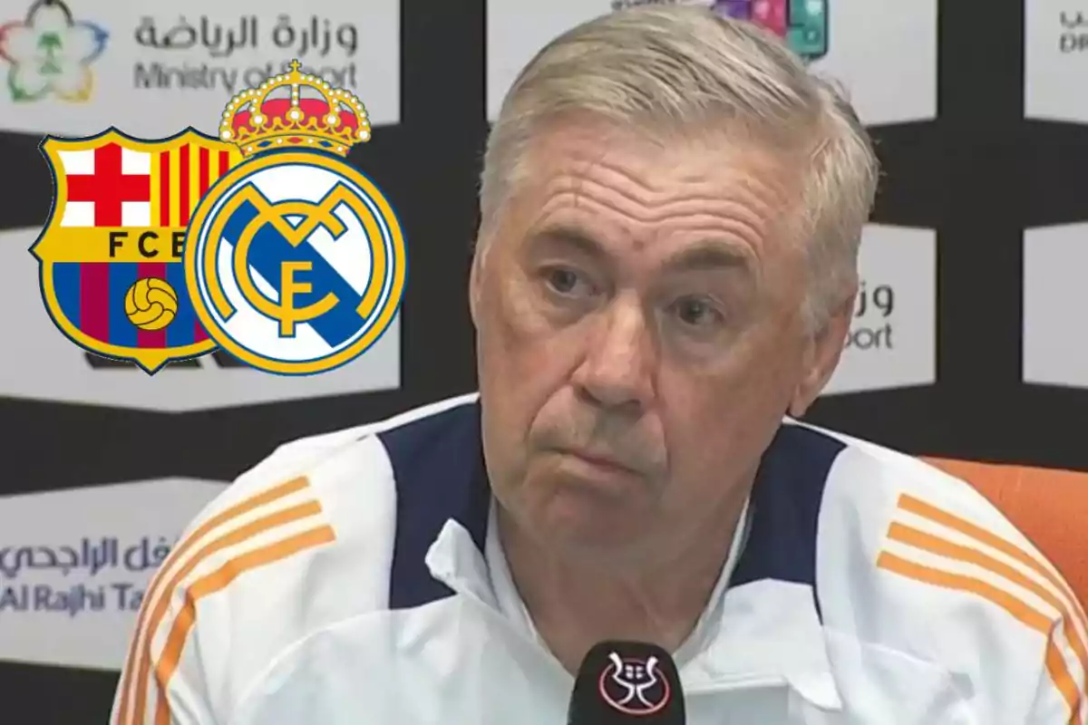 Un hombre en una conferencia de prensa con los escudos del FC Barcelona y el Real Madrid superpuestos.