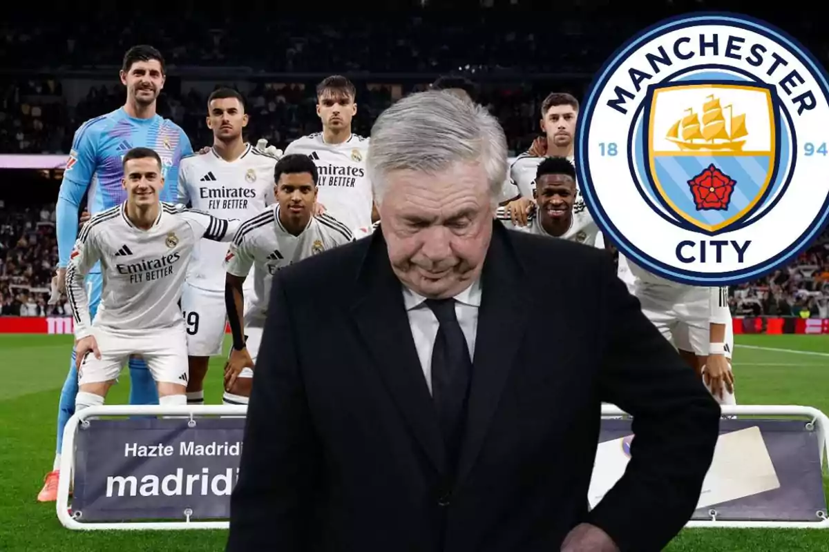 Un grupo de jugadores de fútbol posando en el campo con un entrenador al frente y el escudo del Manchester City en el fondo.