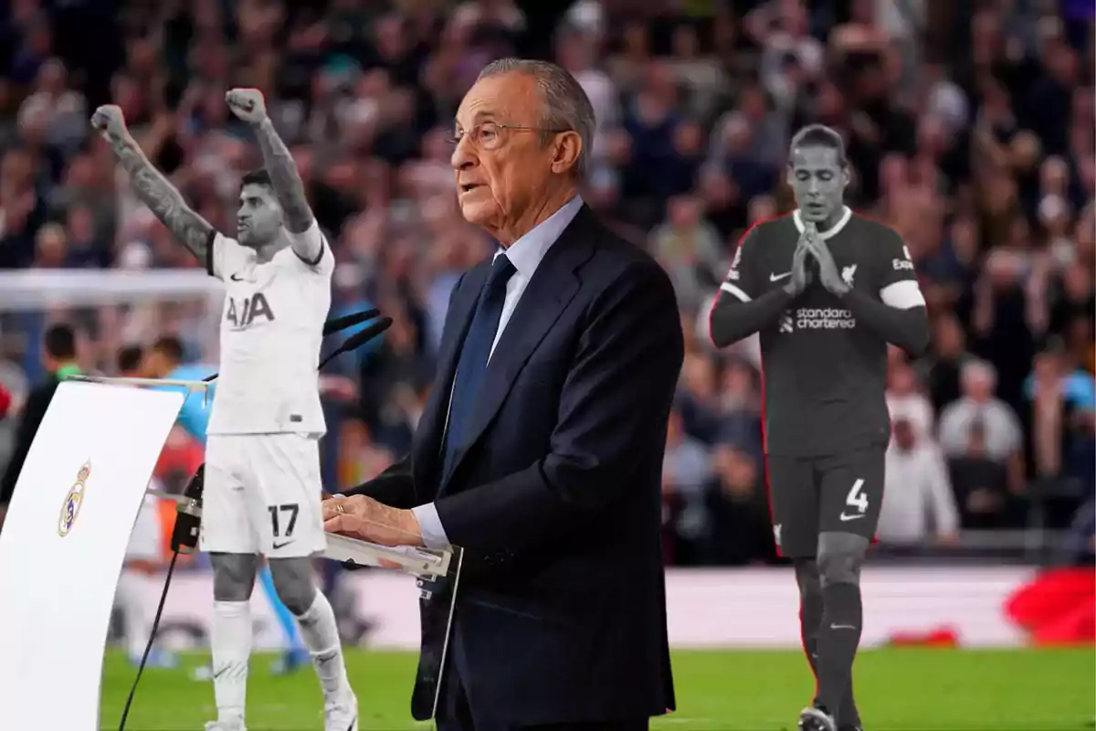 Un hombre mayor en traje habla en un podio con el escudo del Real Madrid mientras dos jugadores de fútbol están en el fondo, uno con uniforme blanco levantando los brazos y otro con uniforme oscuro juntando las manos.