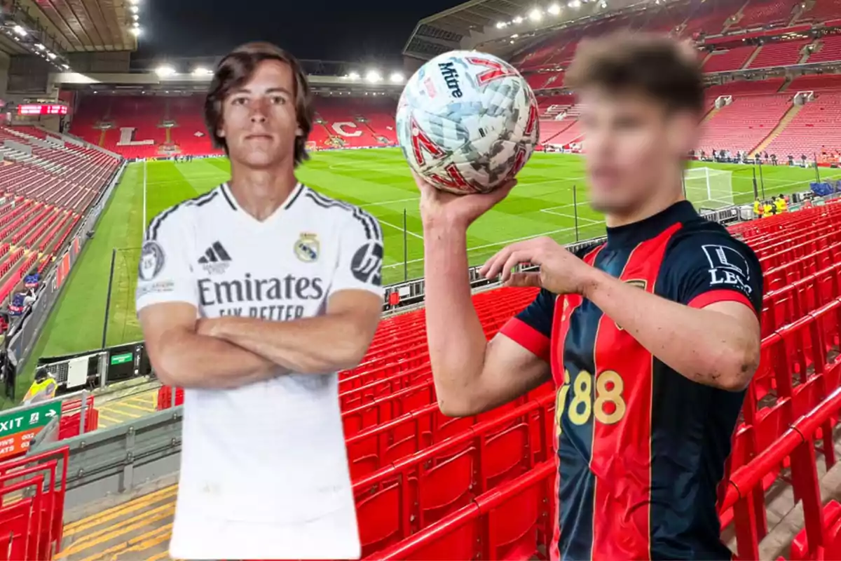 Dos futbolistas posan en un estadio vacío, uno con uniforme blanco y el otro con uniforme rojo y negro, sosteniendo un balón.