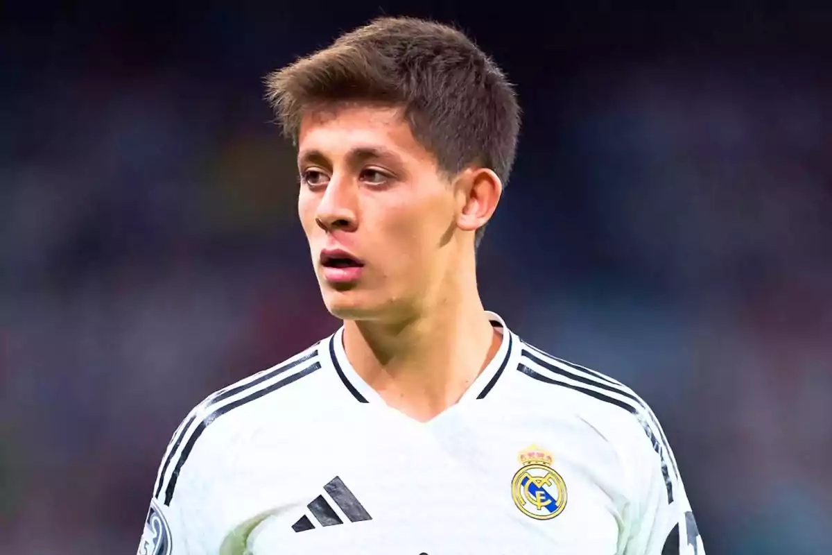 Un jugador de fútbol con el uniforme del Real Madrid en el campo.