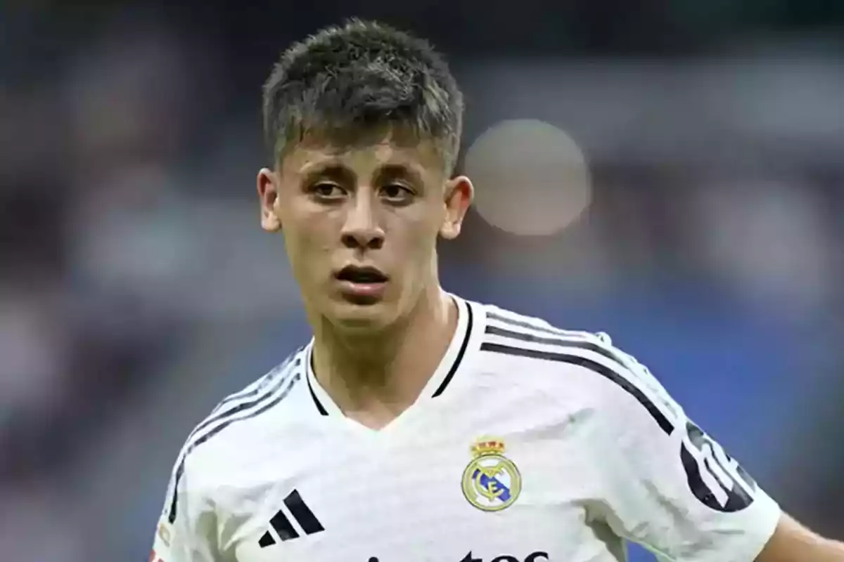 Jugador de fútbol con camiseta del Real Madrid en el campo. Jugador de fútbol con camiseta del Real Madrid en el campo.