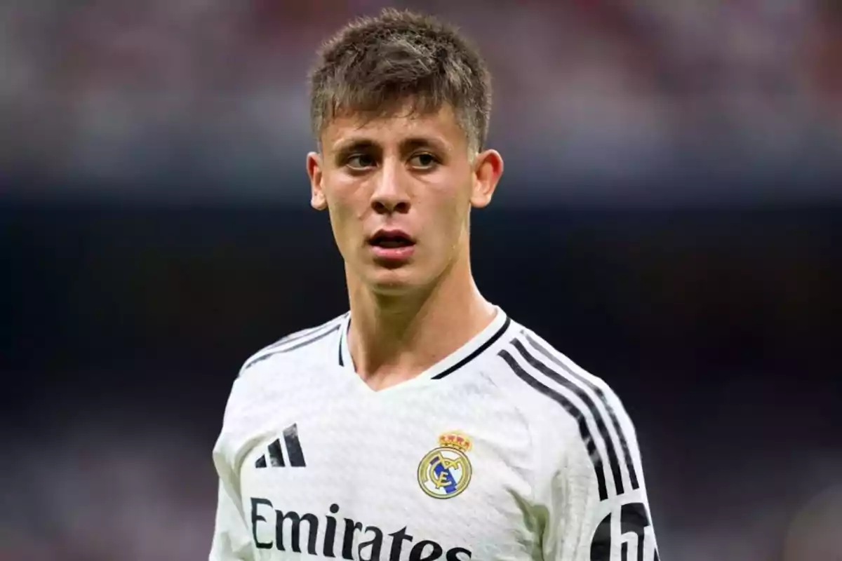 Un jugador de fútbol con el uniforme del Real Madrid en el campo.