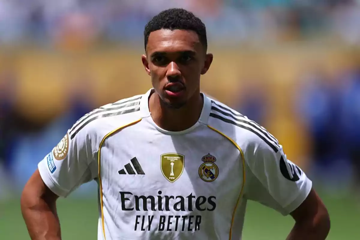 Futbolista con uniforme blanco del Real Madrid en el campo durante un partido Futbolista con uniforme blanco del Real Madrid en el campo durante un partido
