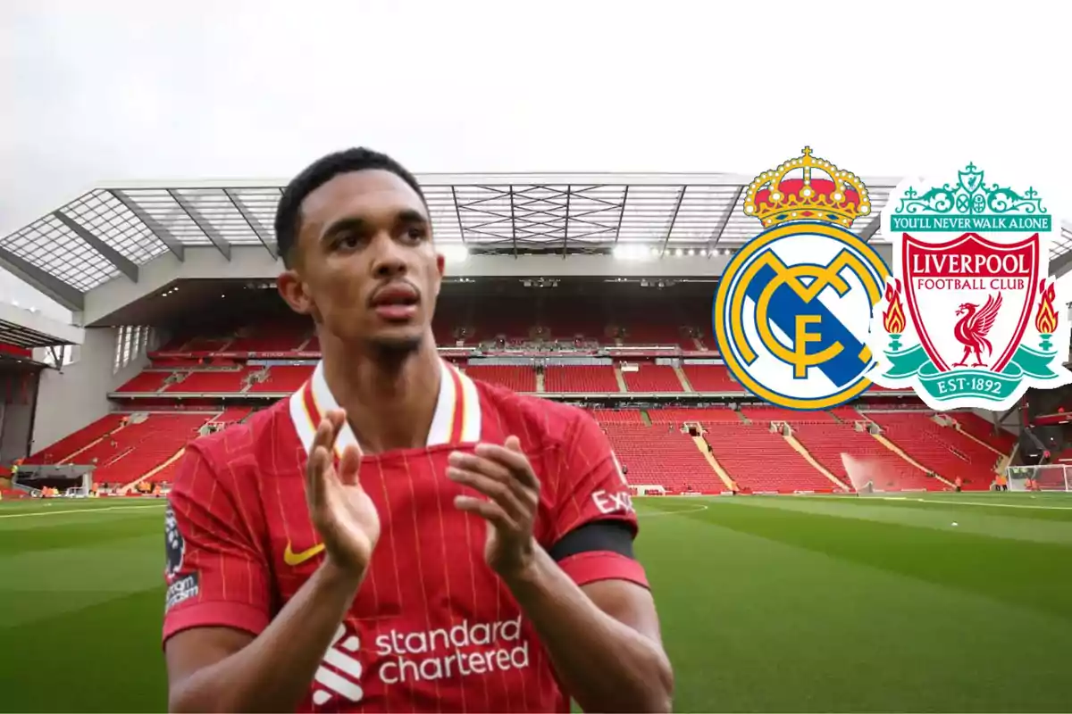 Jugador de fútbol con camiseta roja en un estadio con los escudos del Real Madrid y Liverpool al fondo.