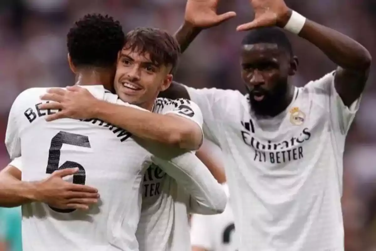Jugadores de fútbol del Real Madrid celebrando en el campo. Jugadores de fútbol del Real Madrid celebrando en el campo.