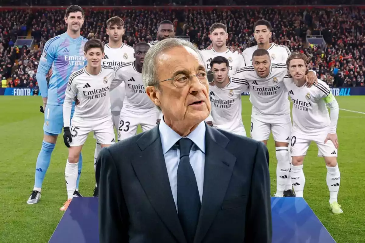 Un grupo de jugadores de fútbol con uniforme blanco posando en el campo, con un hombre de traje al frente.