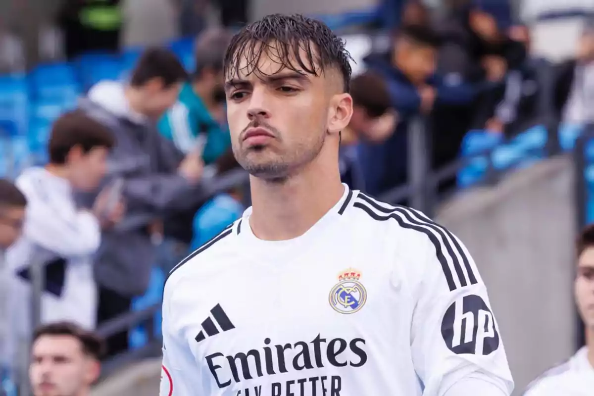 Un jugador de fútbol con uniforme blanco del Real Madrid en un estadio. Un jugador de fútbol con uniforme blanco del Real Madrid en un estadio.