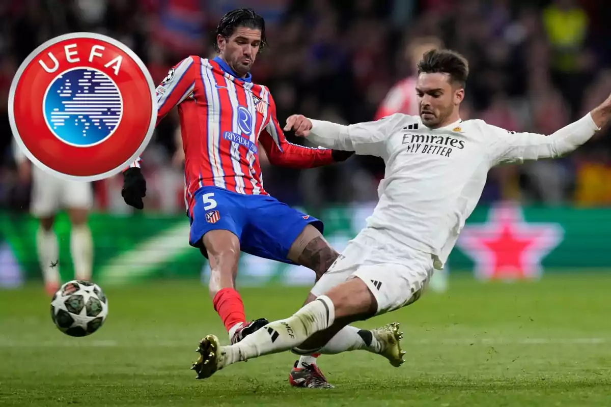 Dos jugadores de fútbol compiten por el balón en un partido, uno con uniforme rojo y azul y el otro con uniforme blanco, mientras el logo de la UEFA aparece en la esquina de la imagen.