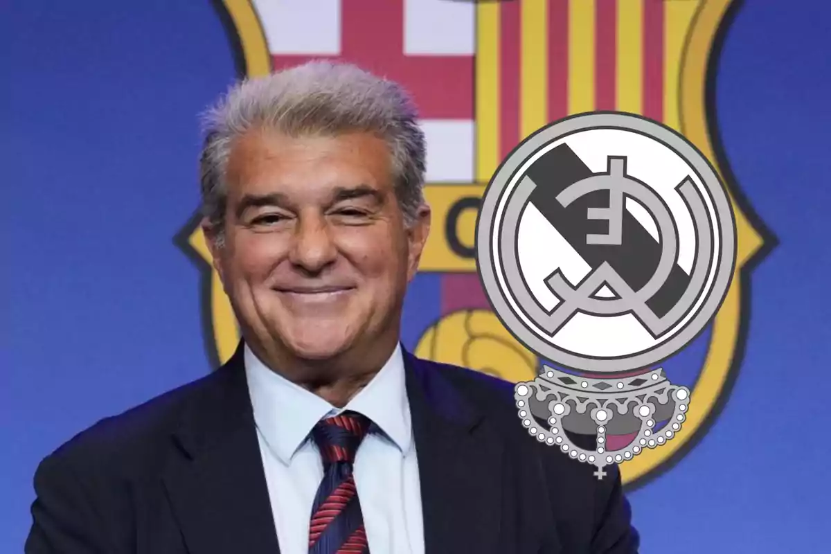 Hombre de cabello canoso sonriente con fondo del escudo del Barcelona y un escudo modificado del Real Madrid en blanco y negro al frente