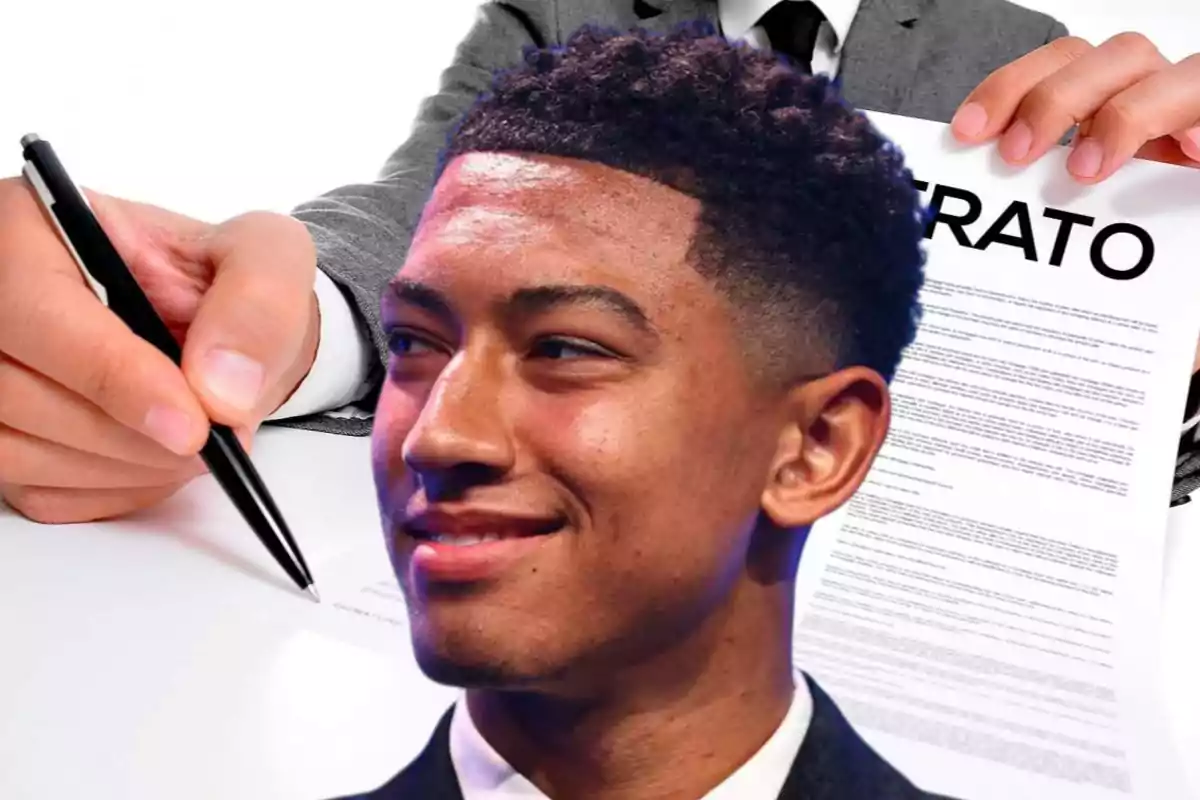 Un hombre sonriente en primer plano con una imagen de fondo de una mano sosteniendo un bolígrafo y un documento titulado "CONTRATO".