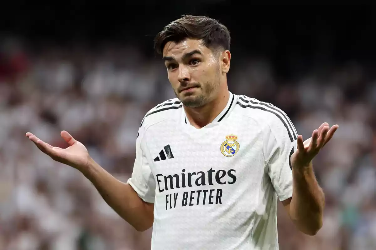 Real Madrid player with arms raised and a doubtful expression during a match Real Madrid player with arms raised and a doubtful expression during a match