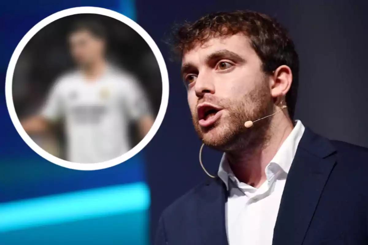 Hombre con micrófono de diadema hablando en público con un círculo que muestra la imagen borrosa de un futbolista al fondo