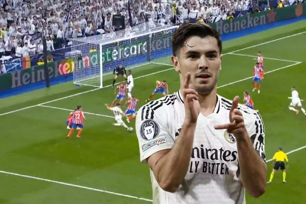 Un jugador de fútbol del Real Madrid celebra en un partido contra un equipo con uniforme a rayas rojas y blancas en un estadio lleno de espectadores.