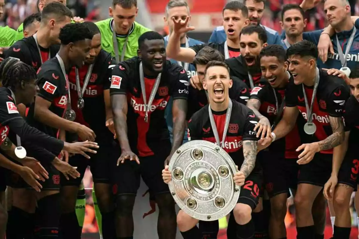 Jugadores del Bayer Leverkusen celebran eufóricos con el trofeo de la Bundesliga tras ganar el campeonato