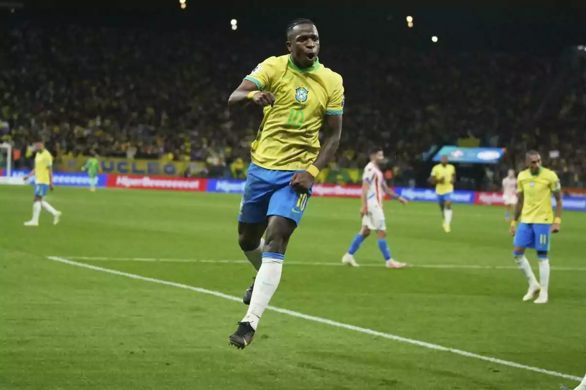 Futbolista de la selección de Brasil celebrando un gol durante un partido en un estadio lleno de aficionados Futbolista de la selección de Brasil celebrando un gol durante un partido en un estadio lleno de aficionados
