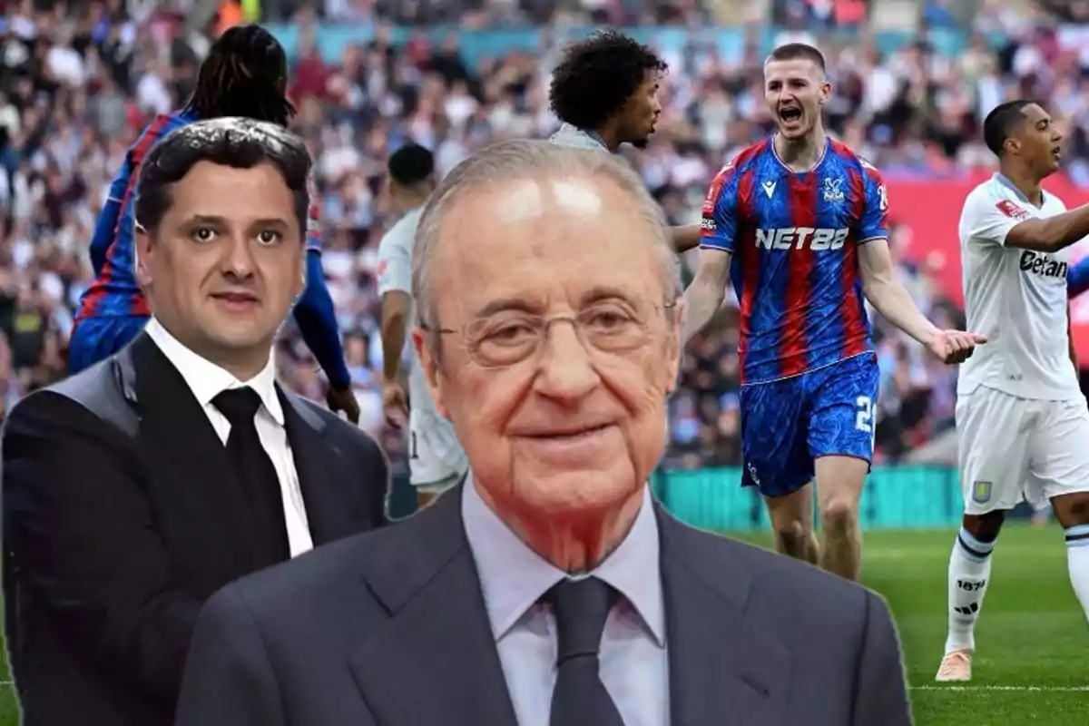 Un hombre mayor con gafas y traje oscuro está en primer plano, mientras que detrás de él hay un hombre con traje y varios jugadores de fútbol en un campo.