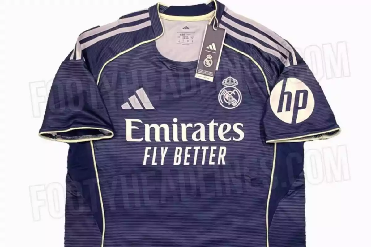 Camiseta de fútbol color morado del Real Madrid con el logo de Adidas, el escudo del club, el patrocinio de Emirates Fly Better en el frente y el logo de HP en la manga derecha Camiseta de fútbol color morado del Real Madrid con el logo de Adidas, el escudo del club, el patrocinio de Emirates Fly Better en el frente y el logo de HP en la manga derecha