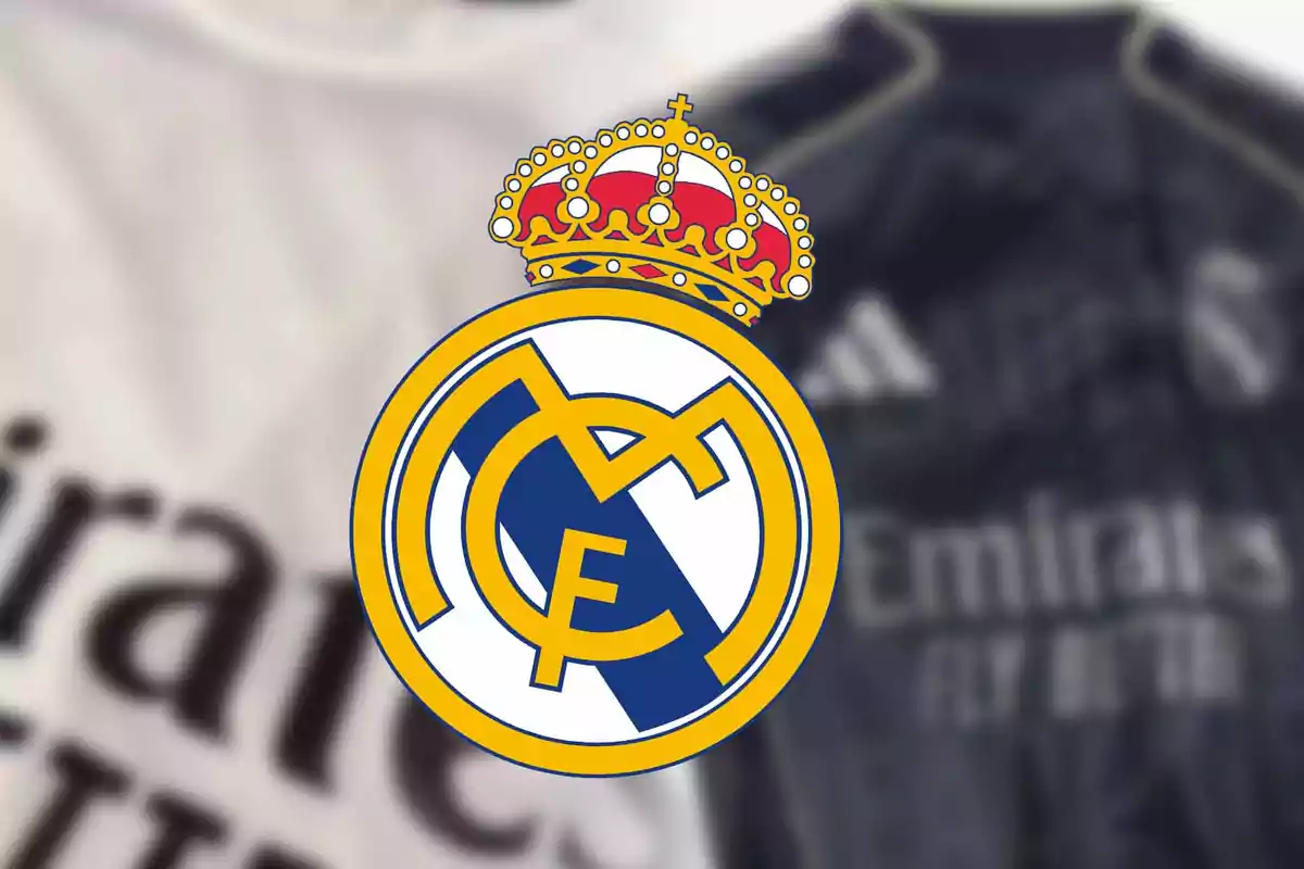 Escudo del Real Madrid sobre un fondo desenfocado de camisetas.