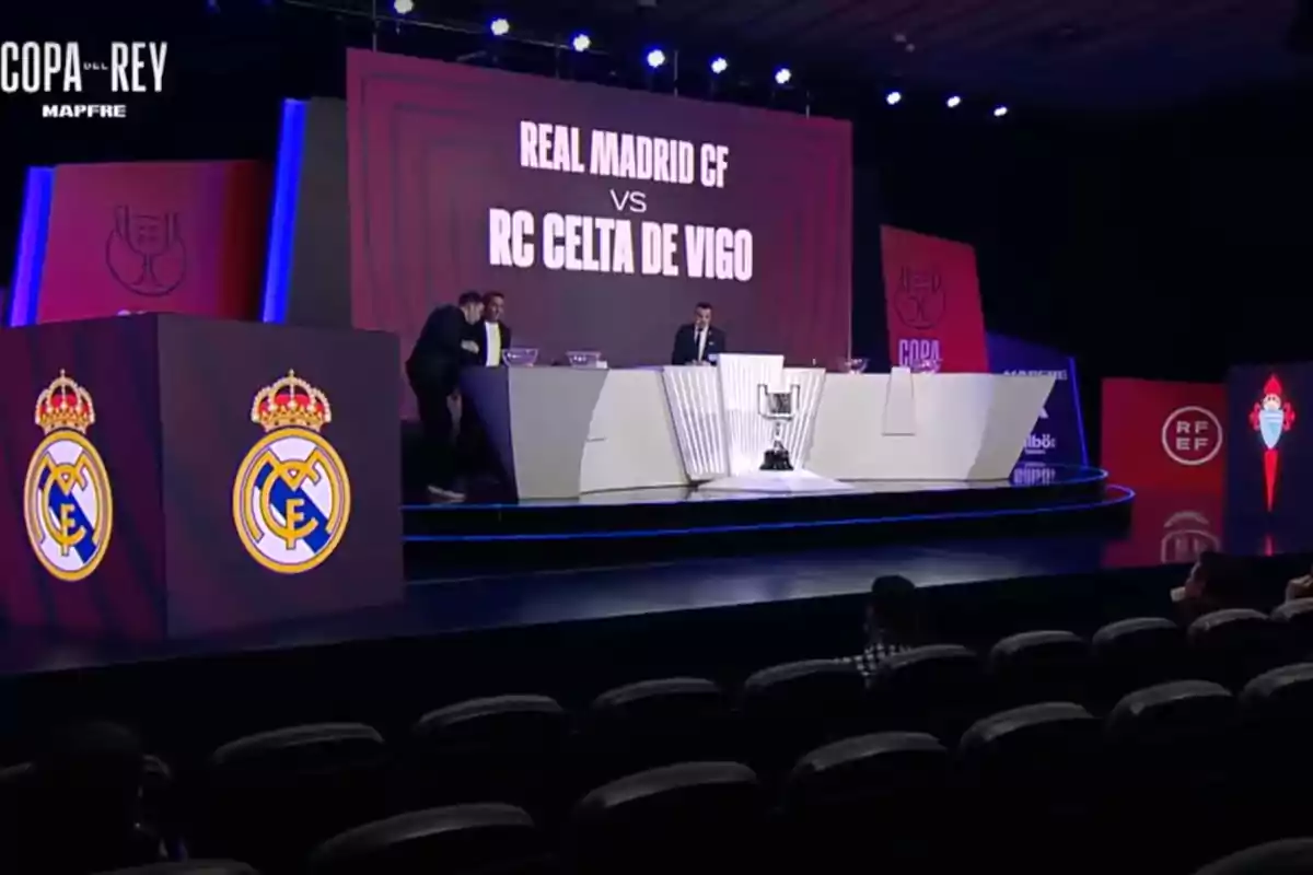 Presentación de un evento de la Copa del Rey con los equipos Real Madrid CF y RC Celta de Vigo en el escenario, con logos de los equipos y un trofeo en el centro. Presentación de un evento de la Copa del Rey con los equipos Real Madrid CF y RC Celta de Vigo en el escenario, con logos de los equipos y un trofeo en el centro.