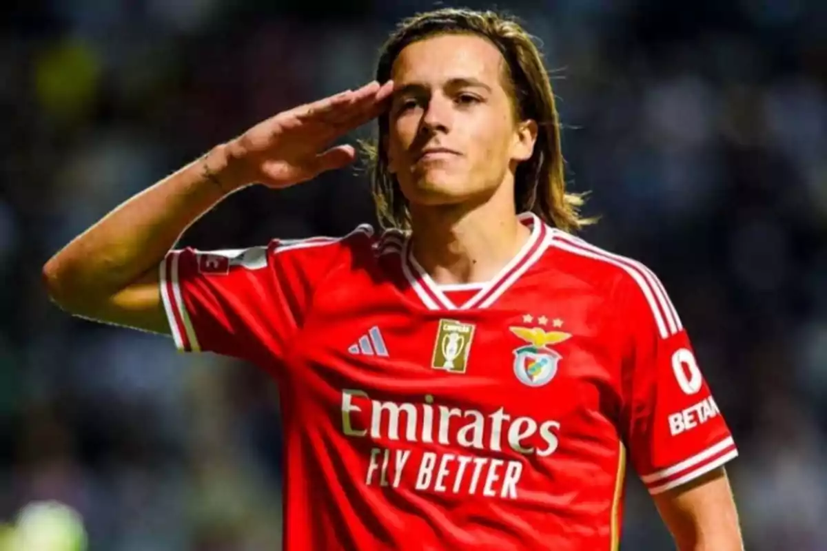 Futbolista con uniforme rojo del Benfica haciendo un saludo militar durante un partido Futbolista con uniforme rojo del Benfica haciendo un saludo militar durante un partido