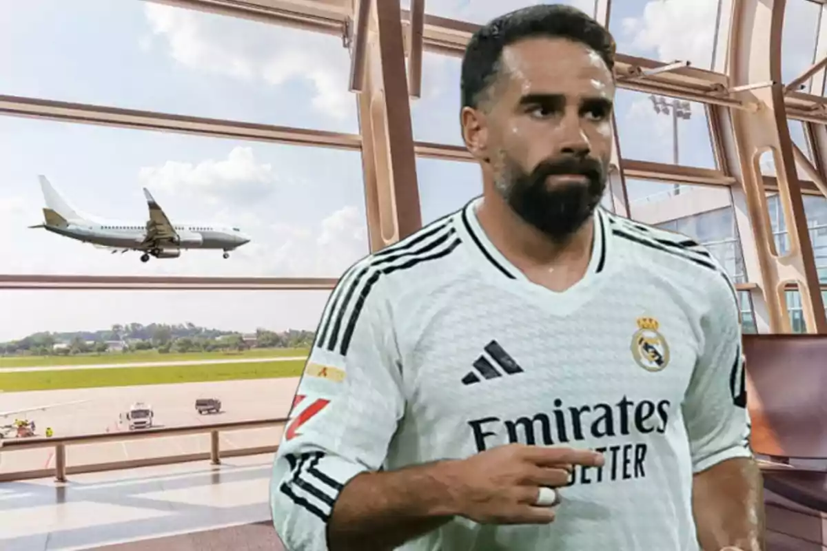 Un jugador de fútbol con uniforme del Real Madrid está en un aeropuerto con un avión despegando al fondo.