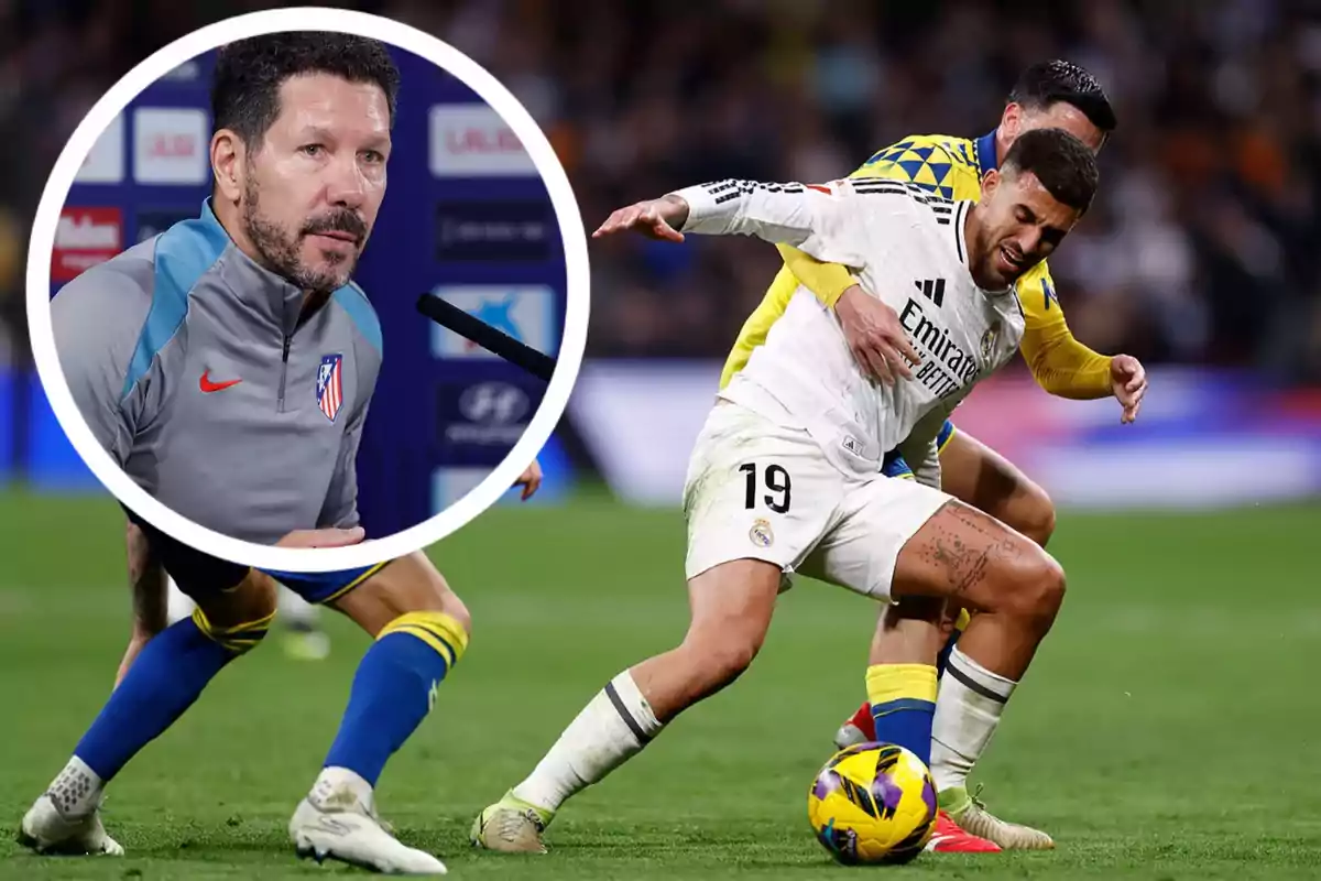 Un jugador de fútbol del Real Madrid disputa el balón con un oponente en el campo, mientras en un recuadro se muestra a un entrenador del Atlético de Madrid durante una conferencia de prensa.