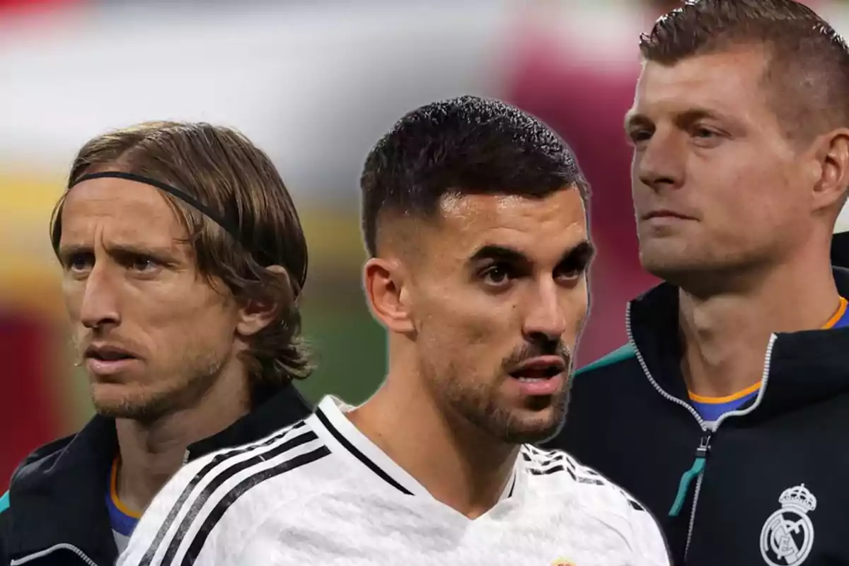 Tres jugadores de fútbol con uniformes del Real Madrid.