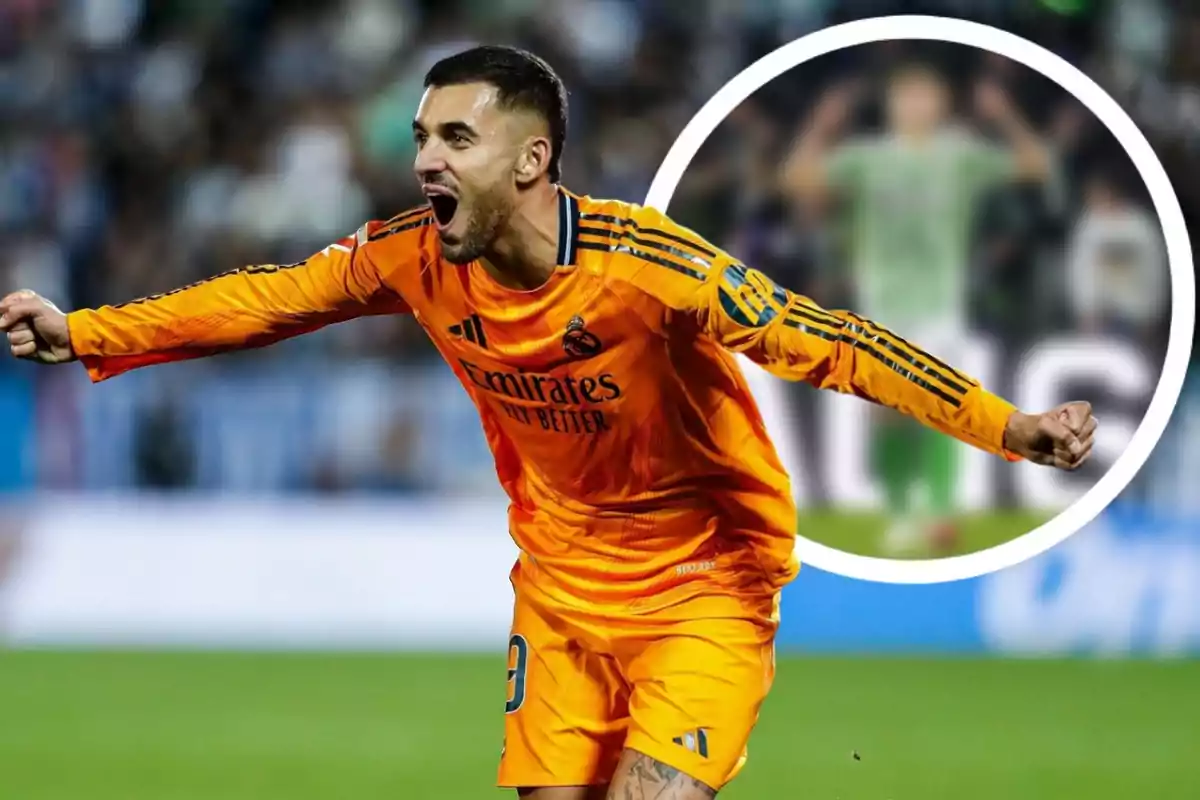 Un jugador de fútbol con uniforme naranja celebra en el campo.