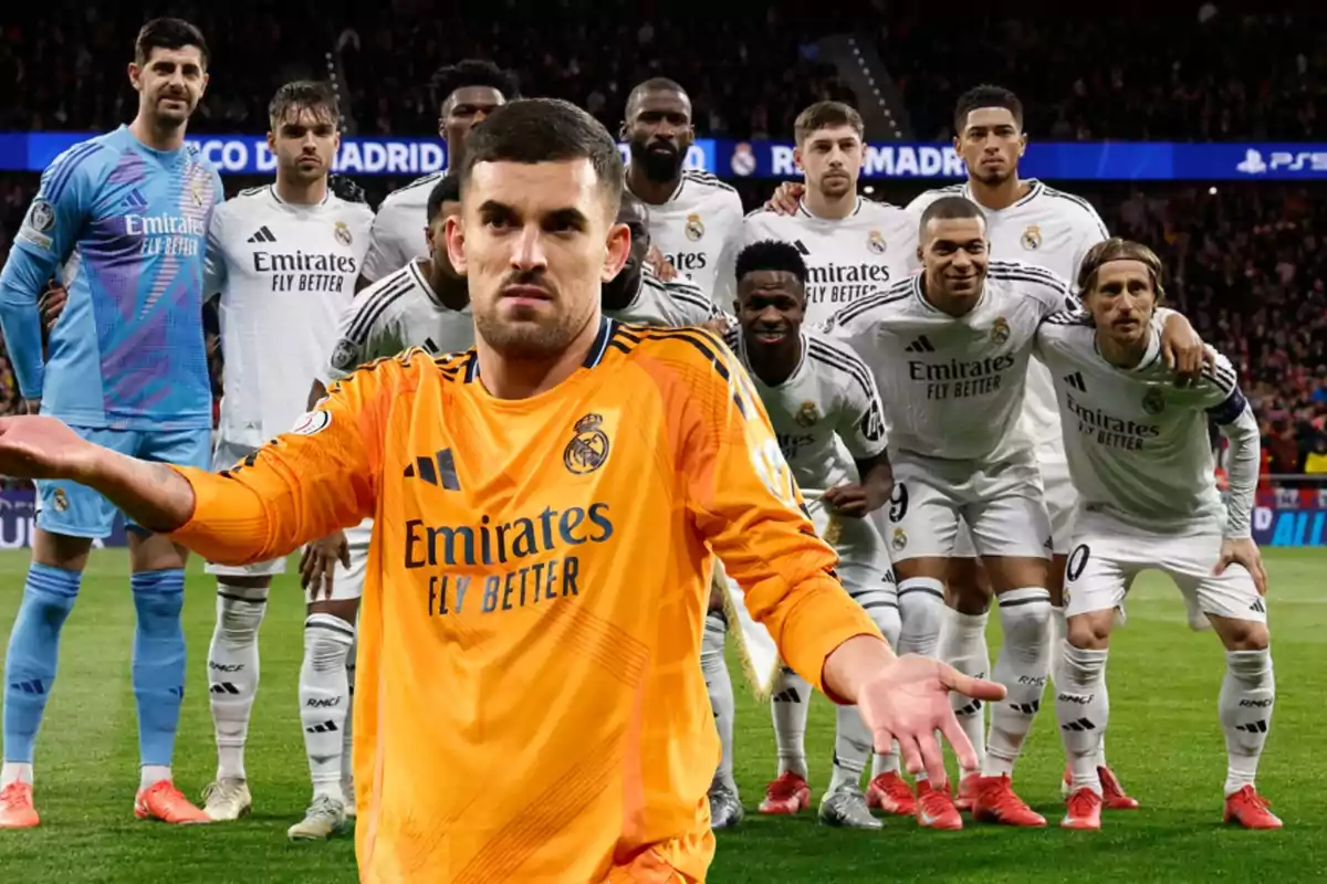 Un grupo de jugadores de fútbol posando en el campo con uno de ellos en primer plano con gesto de confusión.