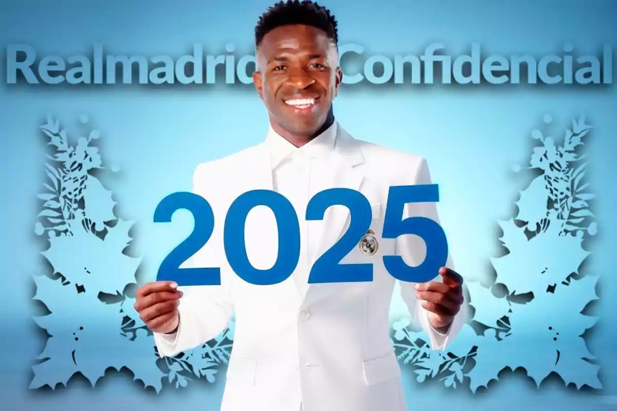 Un hombre sonriente con traje blanco sostiene números azules que forman "2025" sobre un fondo azul con texto en la parte superior.