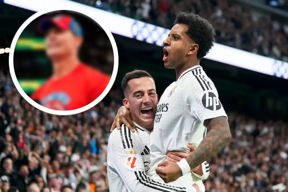 Dos jugadores de fútbol celebran un gol en un estadio lleno de espectadores, mientras en un recuadro se ve a una persona desenfocada con gorra y camiseta roja.