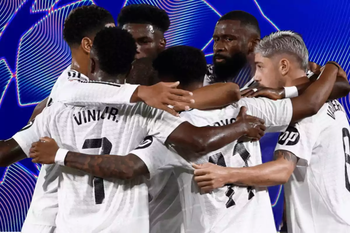 Jugadores de fútbol celebrando en grupo con camisetas blancas frente a un fondo azul con diseño geométrico.