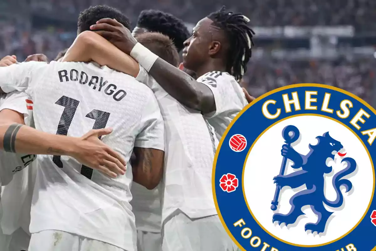 Jugadores de fútbol celebrando en grupo con el escudo del Chelsea FC en primer plano.