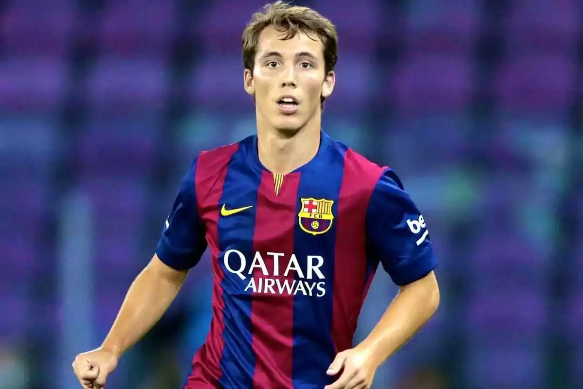 Jugador de fútbol con uniforme del FC Barcelona en acción durante un partido