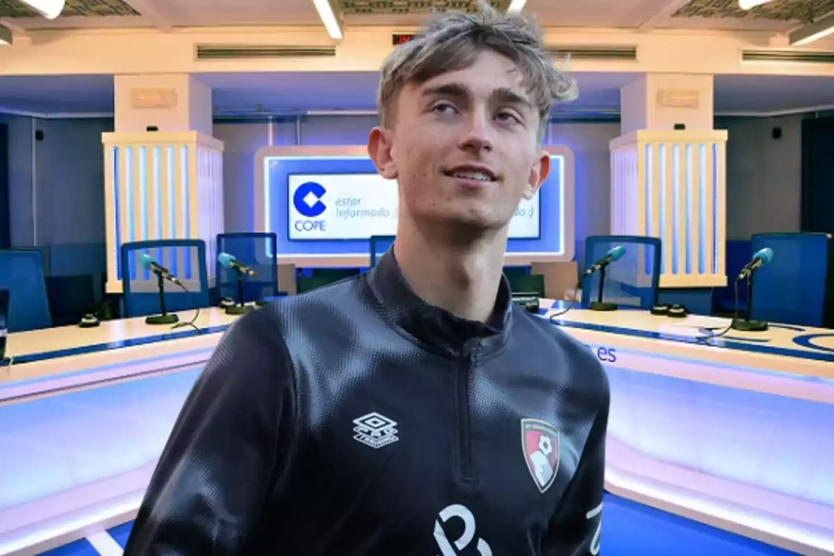 A young man in a dark sports jersey is in a radio studio with microphones and a COPE logo in the background.