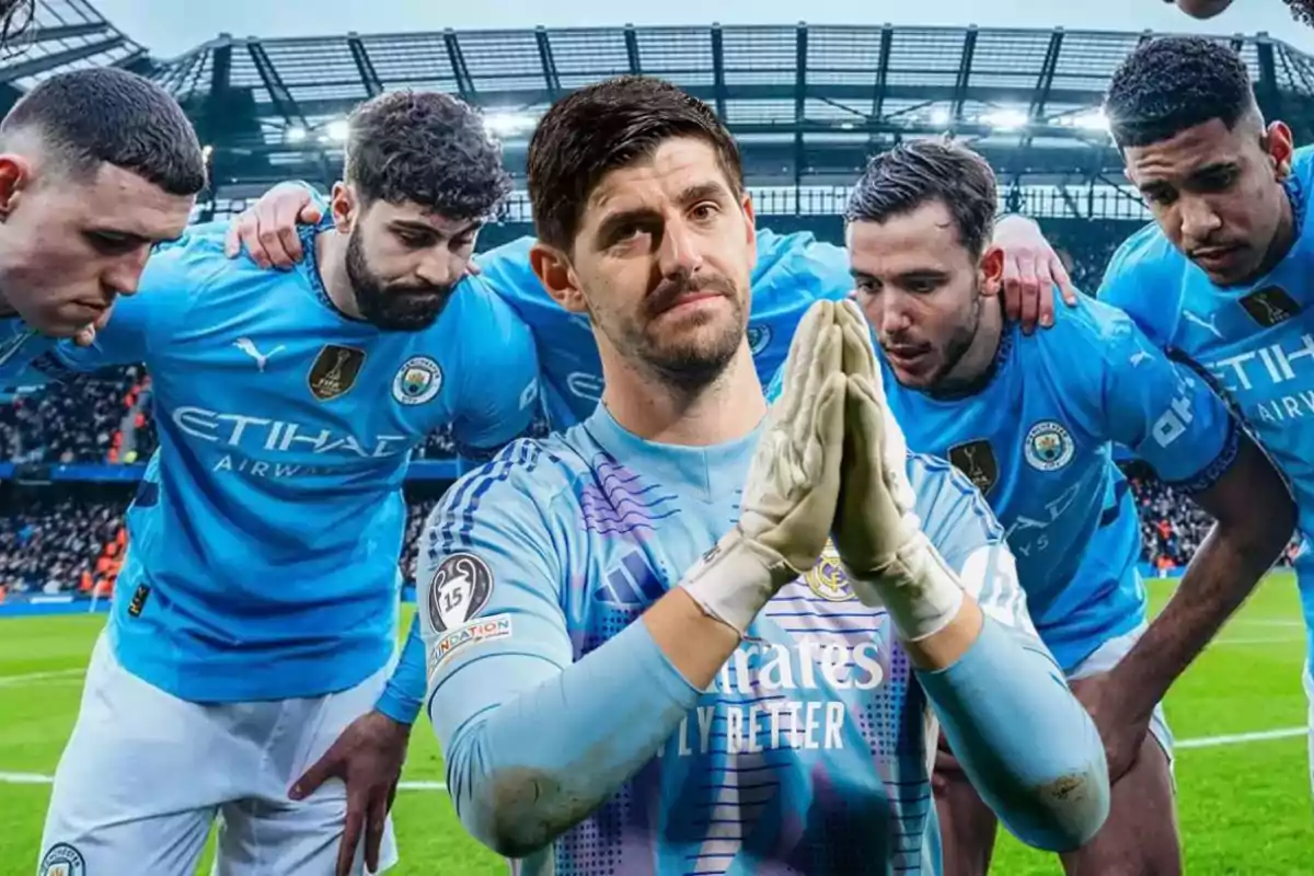 Un grupo de futbolistas con uniforme azul se encuentra en un estadio, mientras un jugador con guantes de portero está en primer plano con las manos juntas.