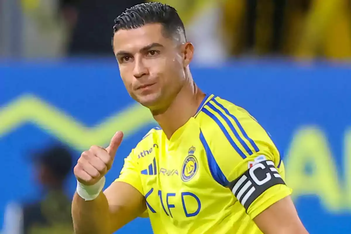 Futbolista con uniforme amarillo haciendo señal de pulgar arriba en un estadio Futbolista con uniforme amarillo haciendo señal de pulgar arriba en un estadio