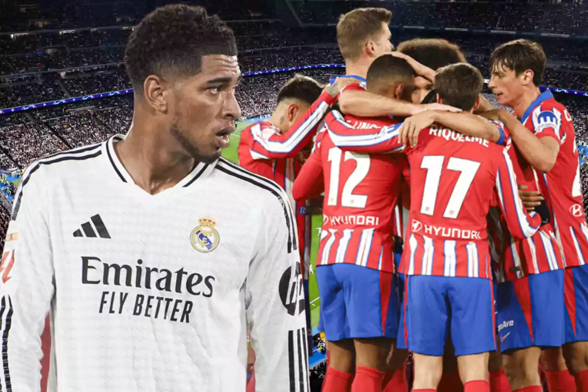 Un jugador del Real Madrid observa a un grupo de jugadores del Atlético de Madrid celebrando en el campo de fútbol.