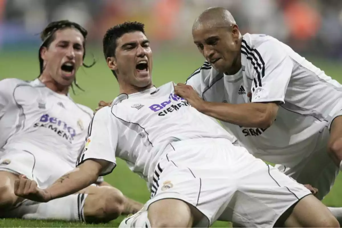 Jugadores de fútbol celebrando un gol en el campo.