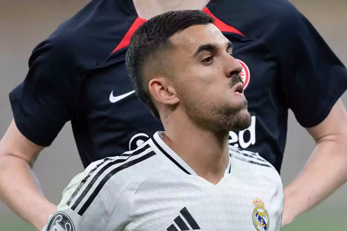 Un jugador de fútbol con la camiseta del Real Madrid en el campo.