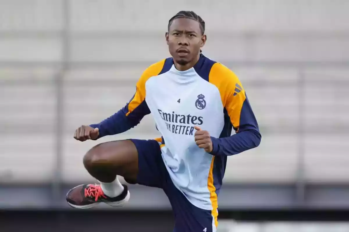 Un jugador de fútbol del Real Madrid entrenando en el campo.